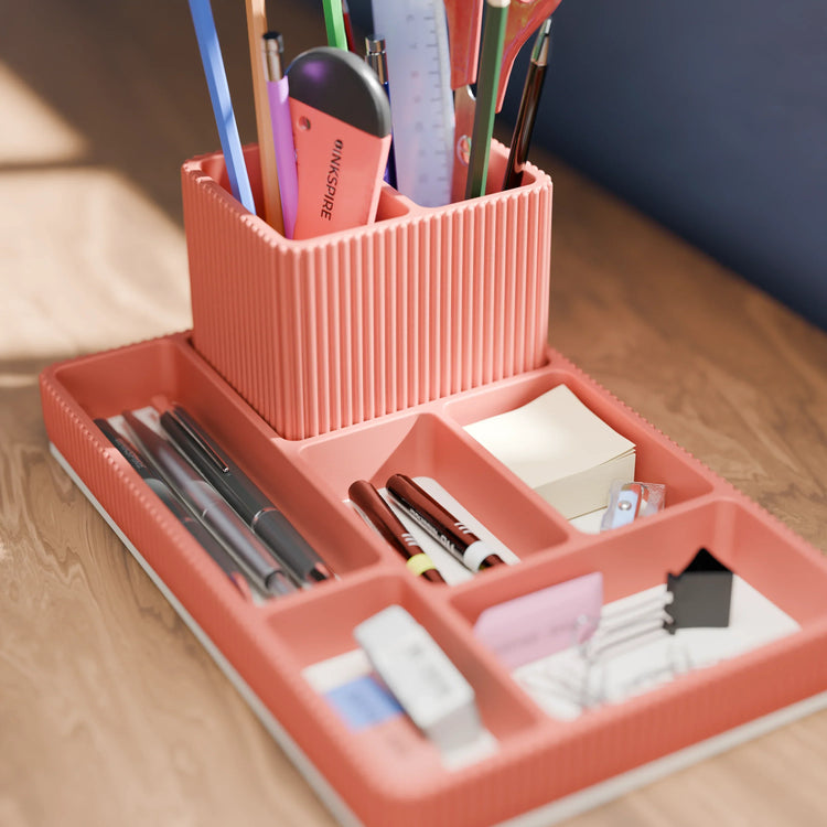 Organisateur de bureau rouge Doric avec compartiments sur un bureau pour un rangement élégant.