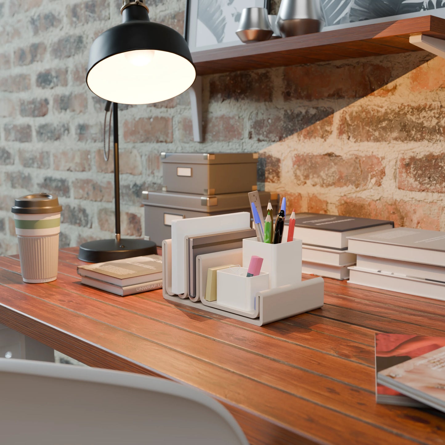Desk-Organizer New Wave mit Unterlagen und Stiften auf Tisch - Army Beige