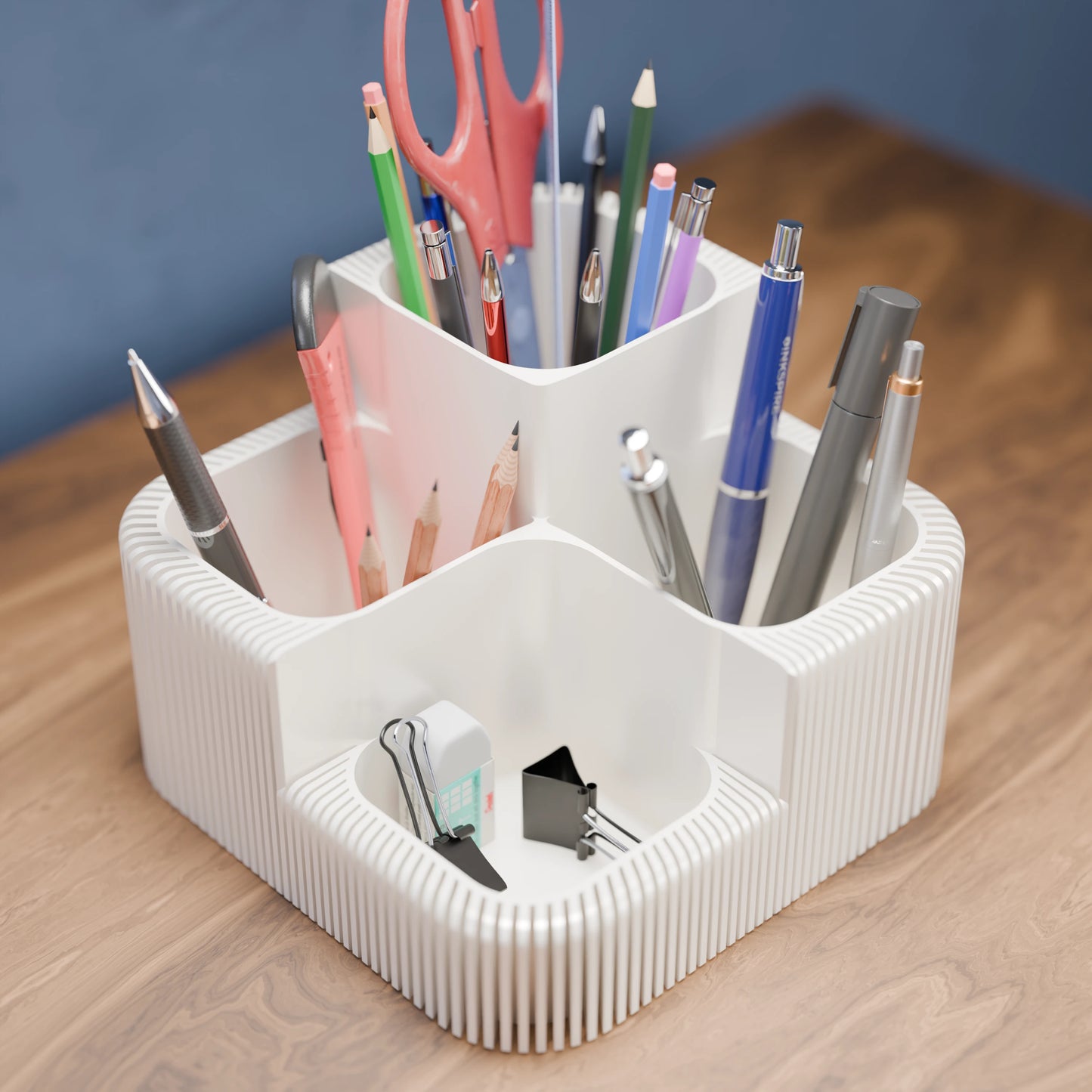 Eleganter Schreibtisch Organizer Clover mit vielen Stiften in der Farbe Baumwollweiß