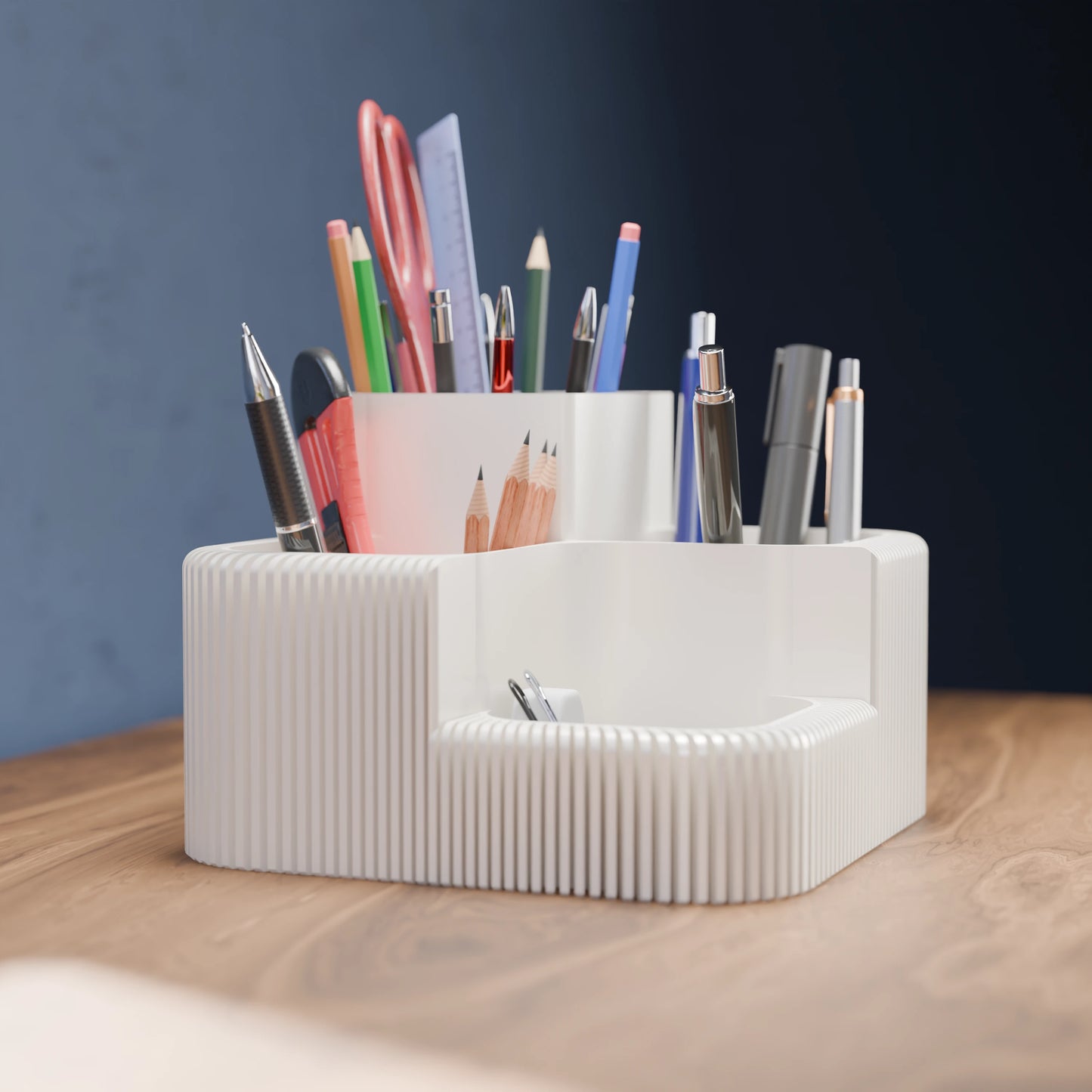 Eleganter Schreibtisch Organizer Clover von der Seite in der Farbe Baumwollweiß