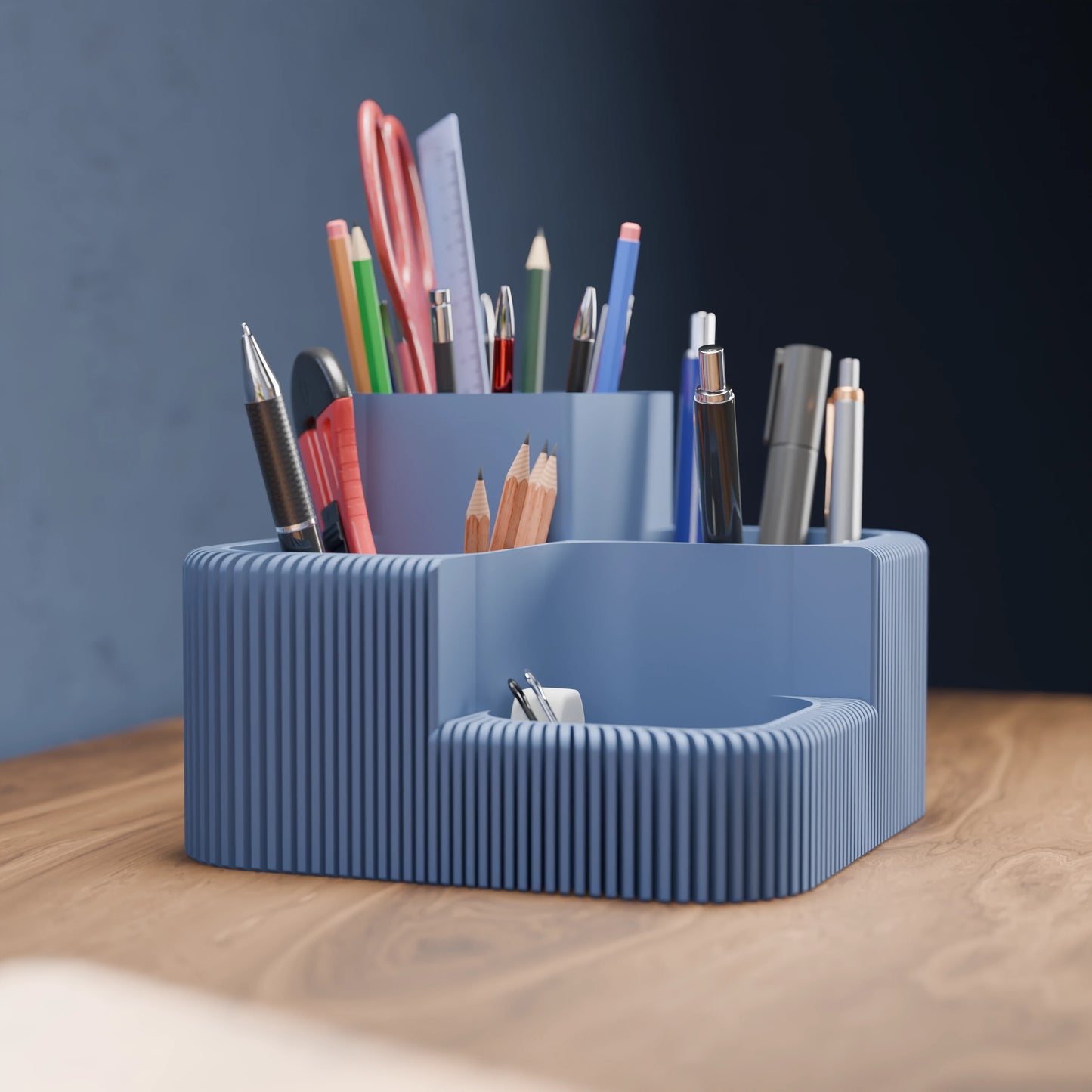Eleganter Schreibtisch Organizer Clover von der Seite in der Farbe Mattes Blau