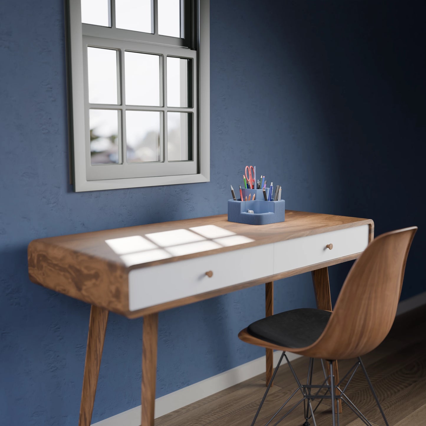 Eleganter Schreibtisch Organizer Clover auf einem Schreibtisch in der Farbe Mattes Blau