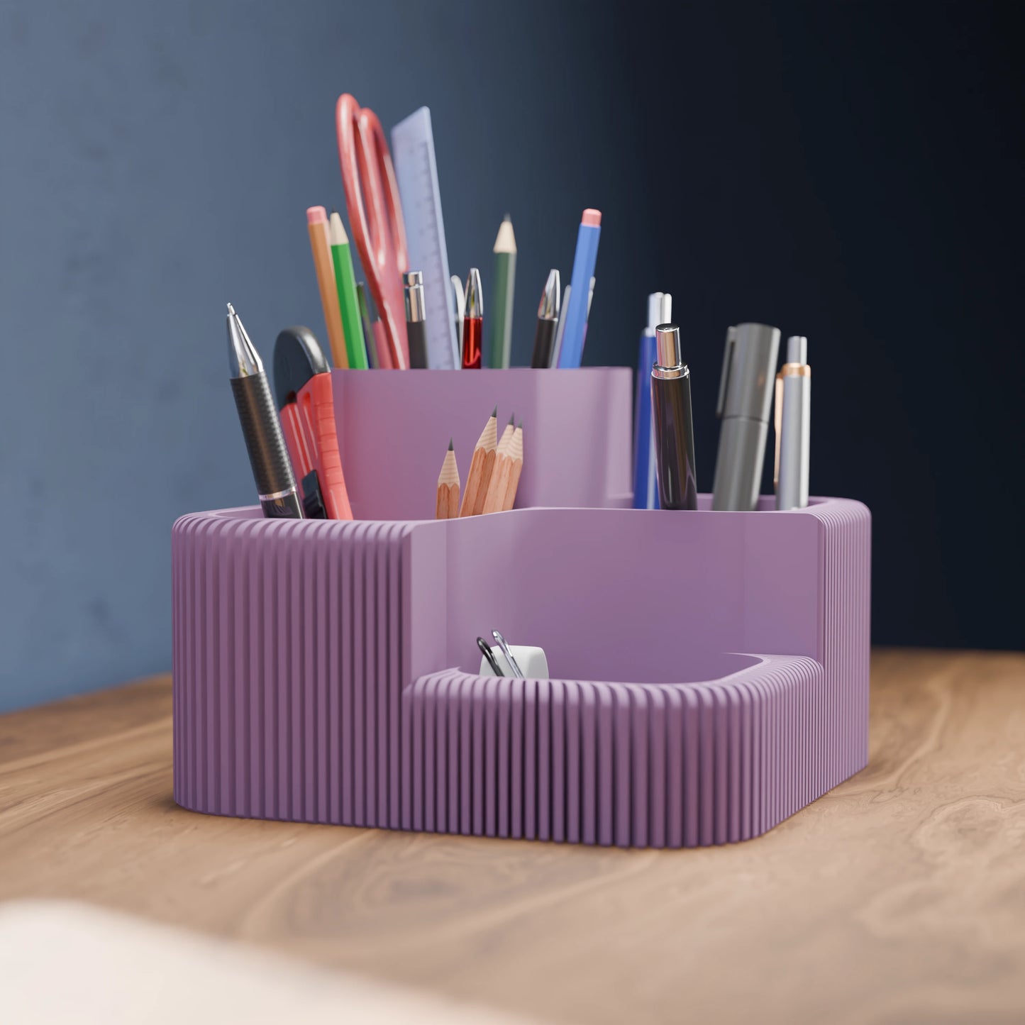 Eleganter Schreibtisch Organizer Clover von der Seite in der Farbe Mattes Violett