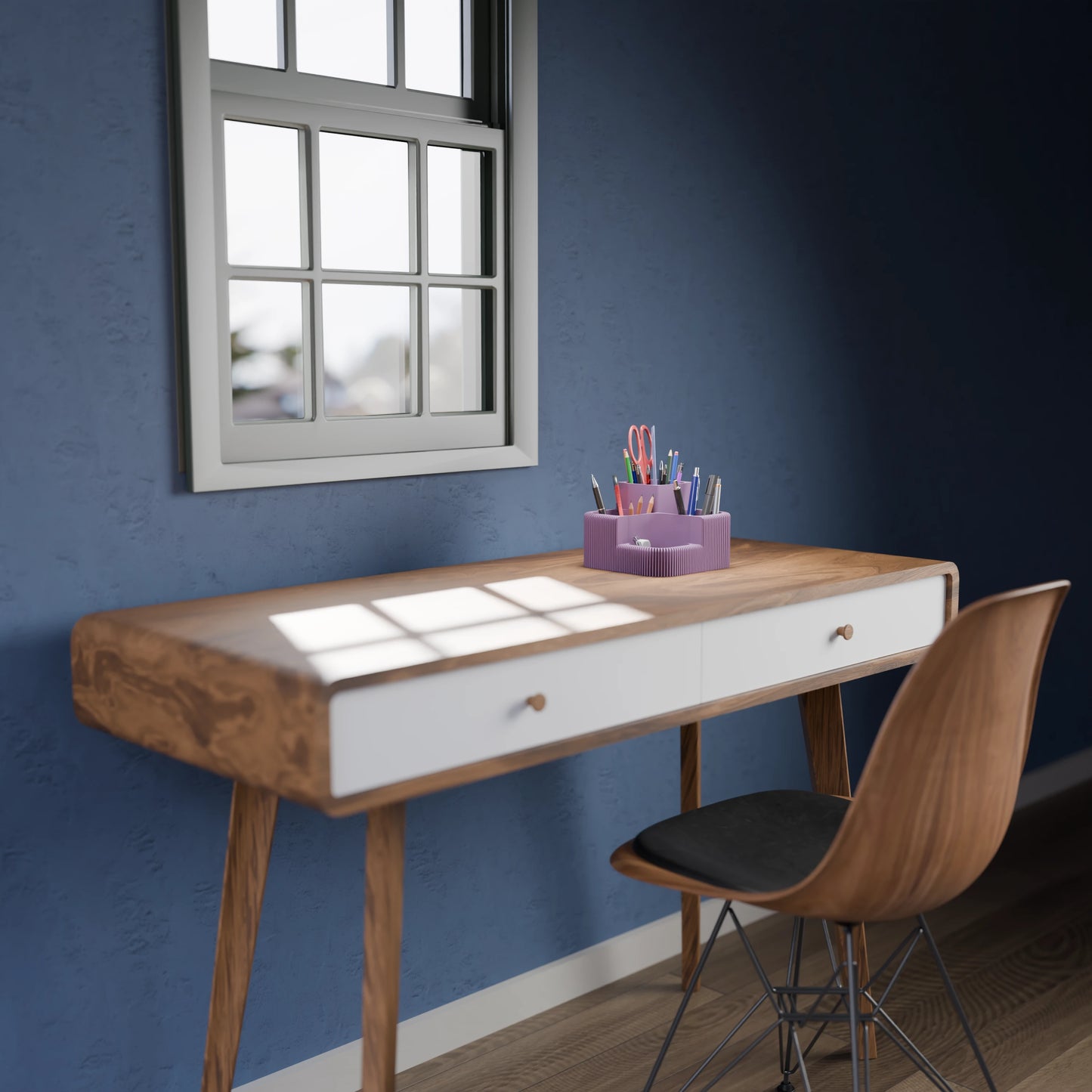 Eleganter Schreibtisch Organizer Clover auf einem Schreibtisch in der Farbe Mattes Violett