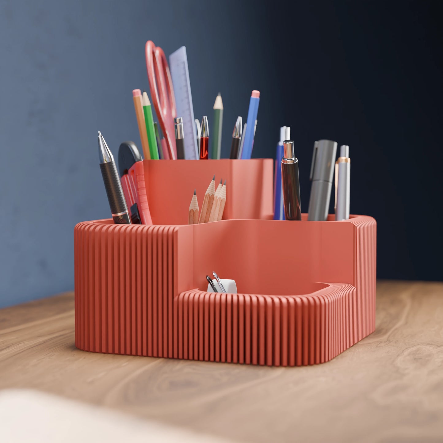 Eleganter Schreibtisch Organizer Clover von der Seite in der Farbe Mattes Rot