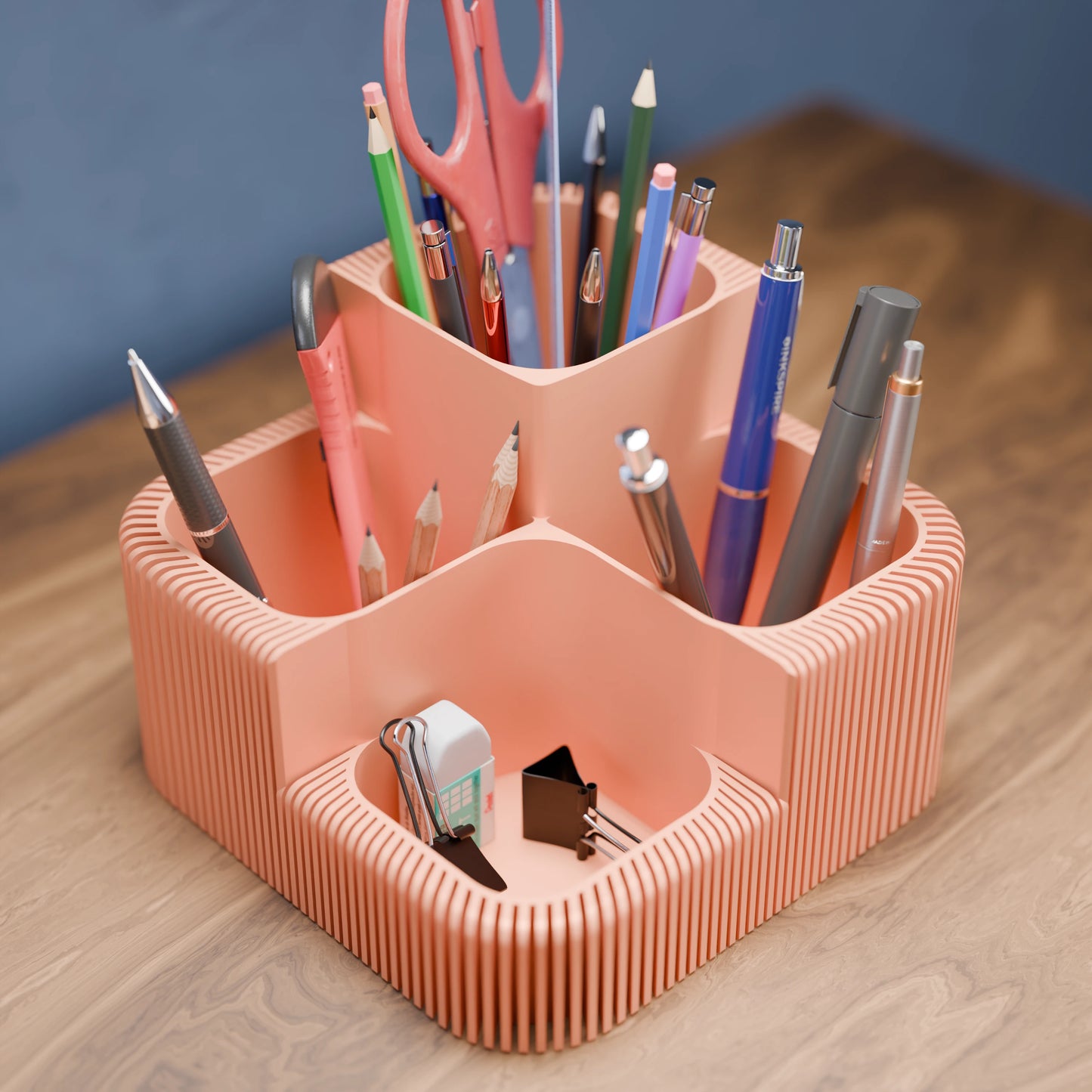 Eleganter Schreibtisch Organizer Clover mit vielen Stiften in der Farbe Pfirsich
