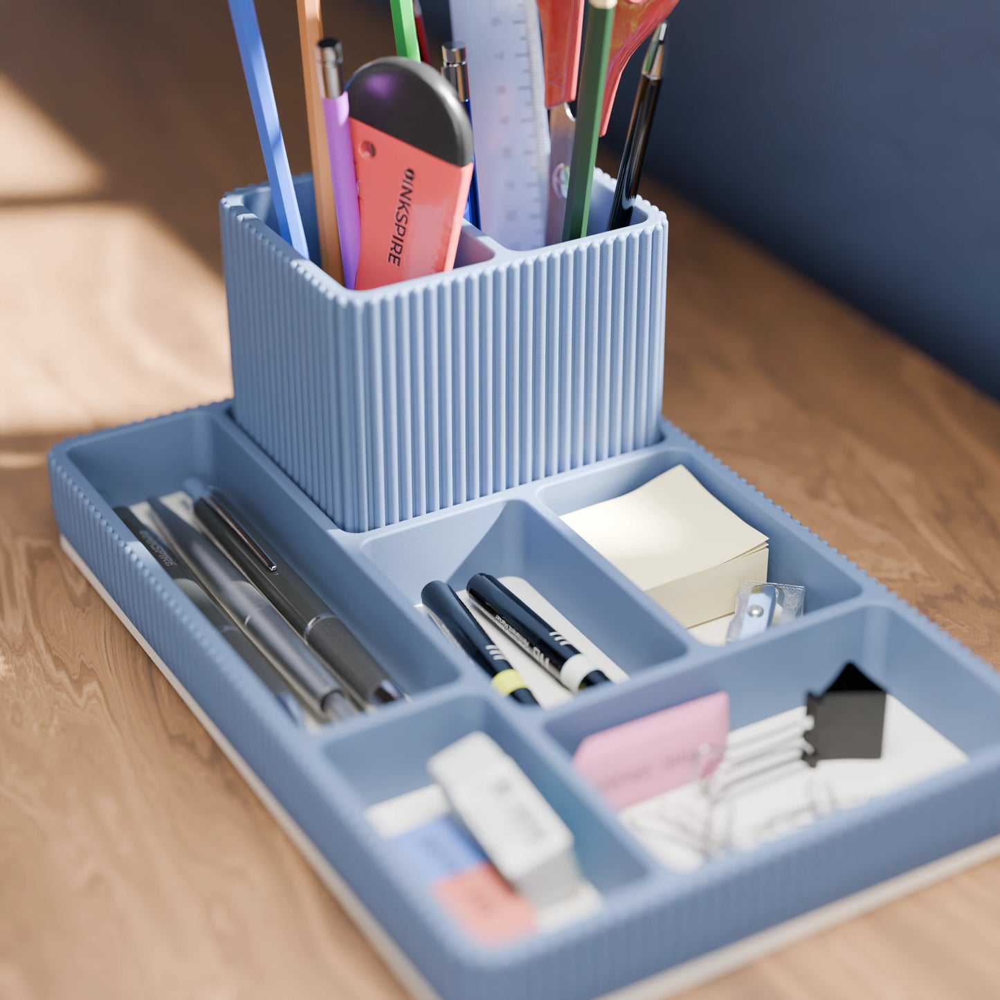Praktischer Schreibtisch Organizer Doric mit vielen Stiften in der Farbe Mattes Blau
