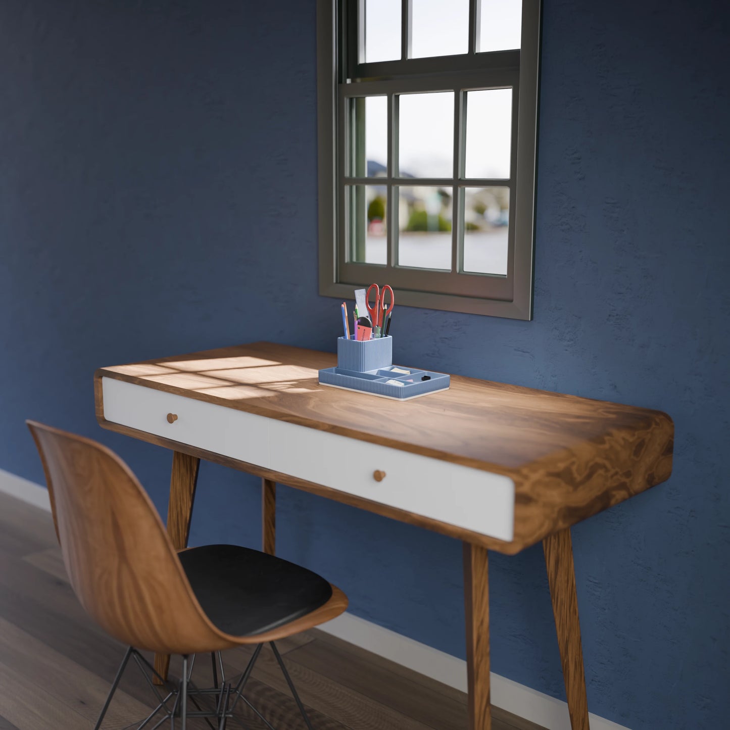 Praktischer Schreibtisch Organizer Doric auf einem Schreibtisch in der Farbe Mattes Blau