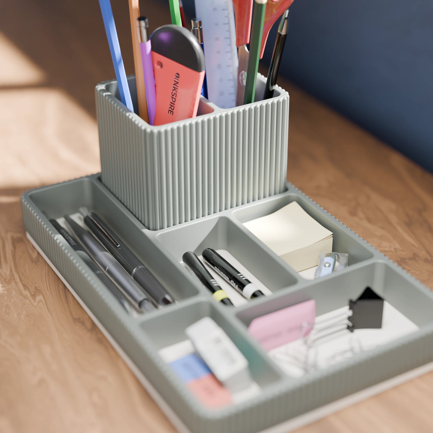 Praktischer Schreibtisch Organizer Doric mit vielen Stiften in der Farbe Mattes Grün