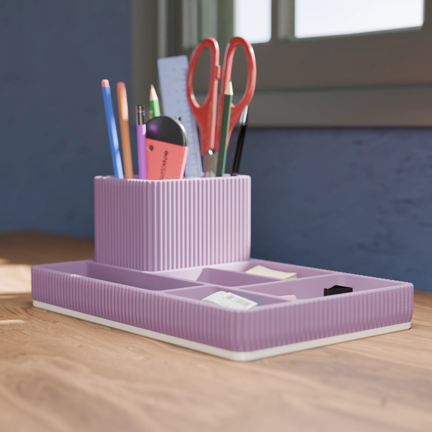 Praktischer Schreibtisch Organizer Doric von der Seite in der Farbe Mattes Violett