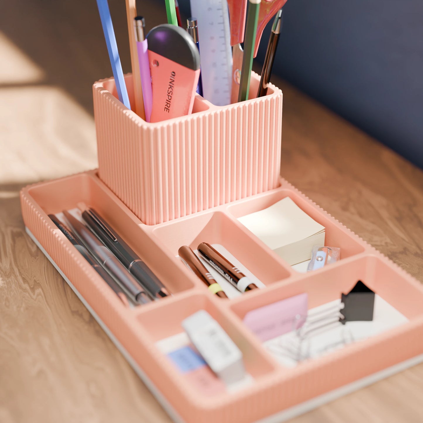 Praktischer Schreibtisch Organizer Doric mit vielen Stiften in der Farbe Pfirsich