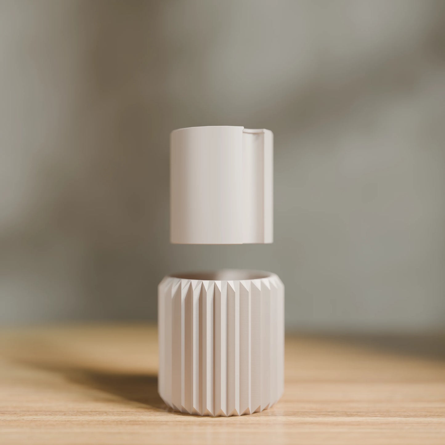 Pflanzentopf Linea mit vertikalen Rillen und seinem Einsatz, 9x9 cm in Farbe Army Beige