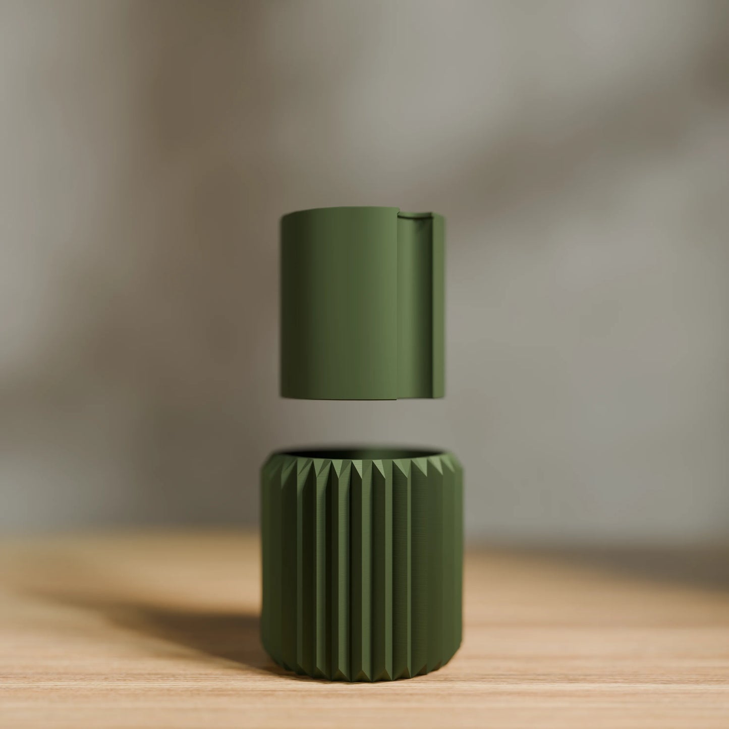 Pflanzentopf Linea mit vertikalen Rillen und seinem Einsatz, 9x9 cm in Farbe Army Dunkelgrün