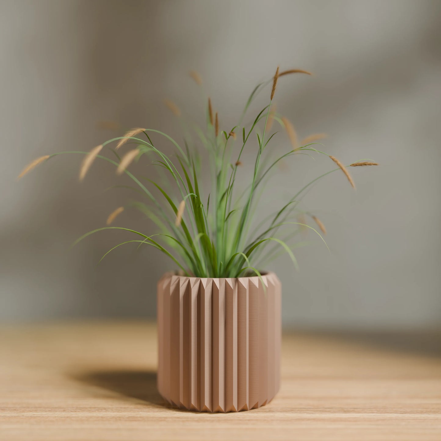 Pflanzentopf Linea mit vertikalen Rillen und einer Pflanze, 9x9 cm in Farbe Holzbraun