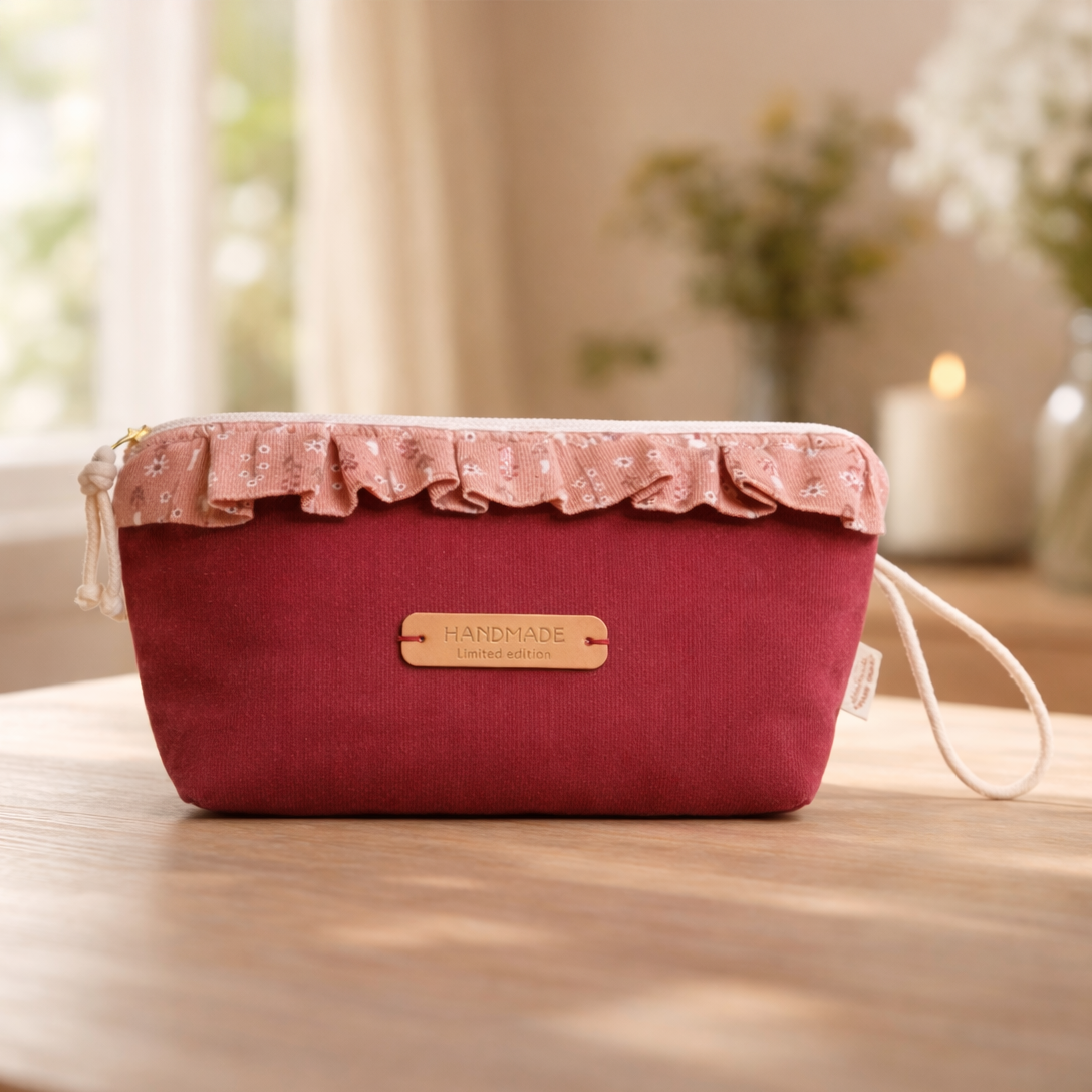 Handgefertigtes Cord-Nécessaire in rot auf einem Holztisch