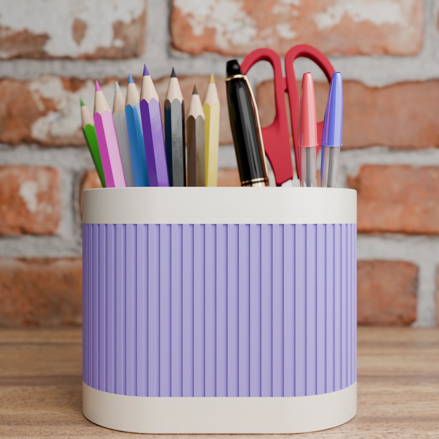 Stifthalter "Balance" in Periwinkle mit Bleistiften, Stiften und Schere auf Holzoberfläche vor Backsteinwand