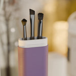 Make-up Box geöffnet mit Pinsel und Stiften